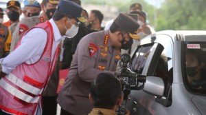 Bupati Lamsel Bersama Gubernur Lampung Dampingi Menhub dan Kapolri Tinjau Arus Balik di Pelabuhan Bakauheni